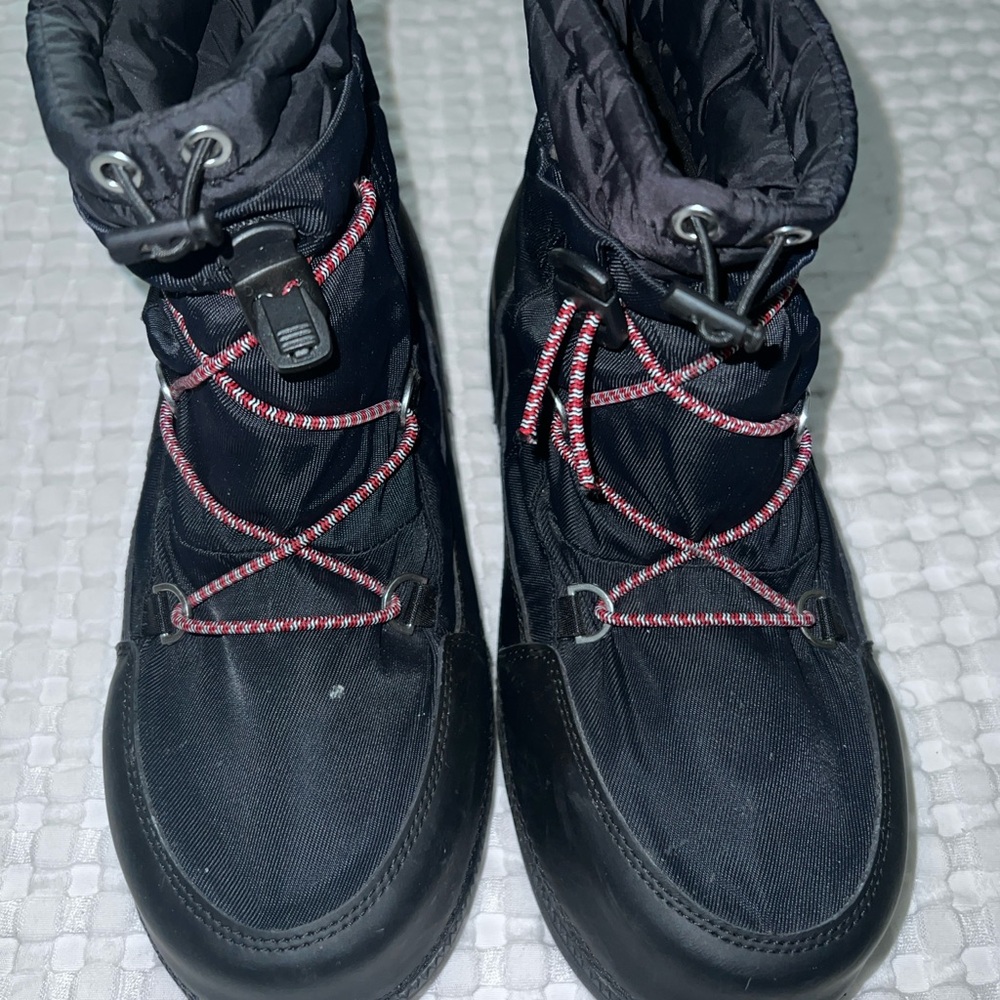 Hunter Stylish Black Winter Boots with Red Accents